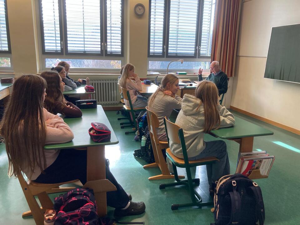 Senior liest vor Klasse in Klassenzimmer