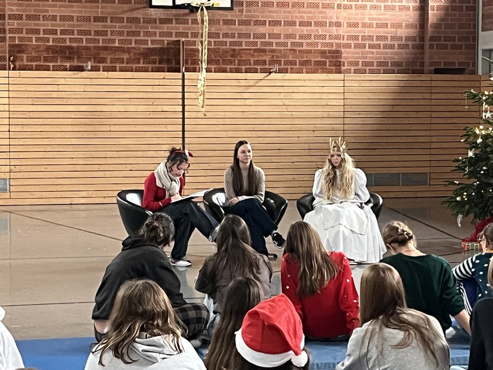Vorweihnachtliche Besinnung in der Turnhalle