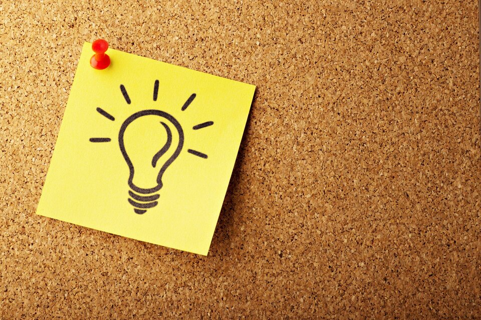 Glühbirne auf Post-It an Pinnwand
