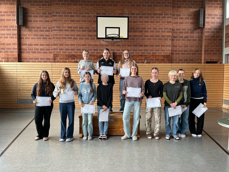 Ehrung der besten Sportlerinnen mit Pokalen in der Turnhalle