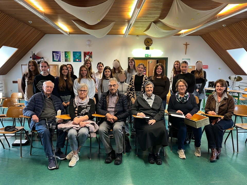 Projektpräsentation im Musiksaal, Bild der Gäste, Schulleitung und Schülerinnen