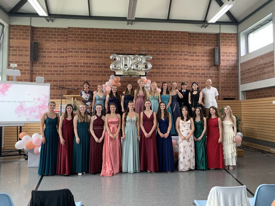 Alle Absolventinnen in Abendkleidern